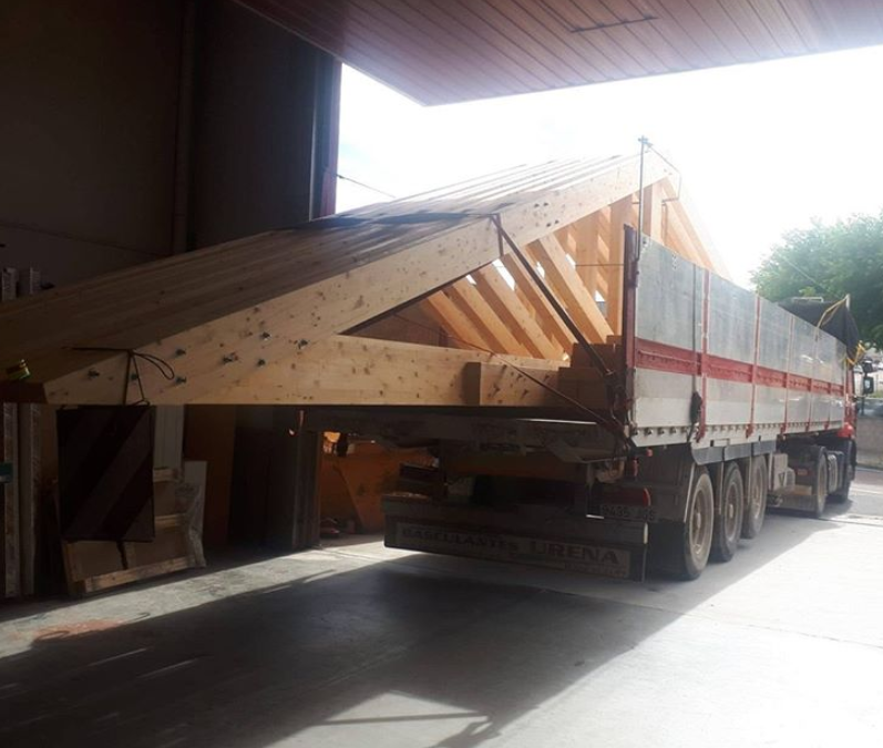 camión trasportando estructuras de madera