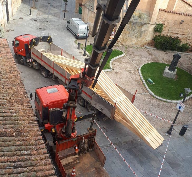 foto aérea de camiones pluma elevando estructuras de madera