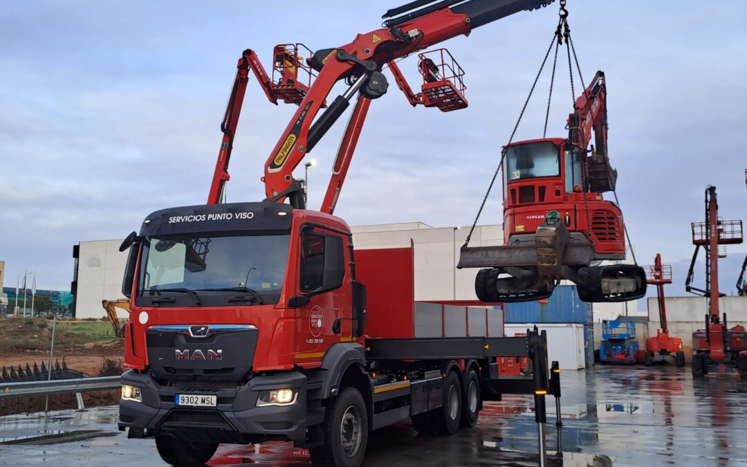 Un camión pluma de Servicios Punto Viso en Salamanca