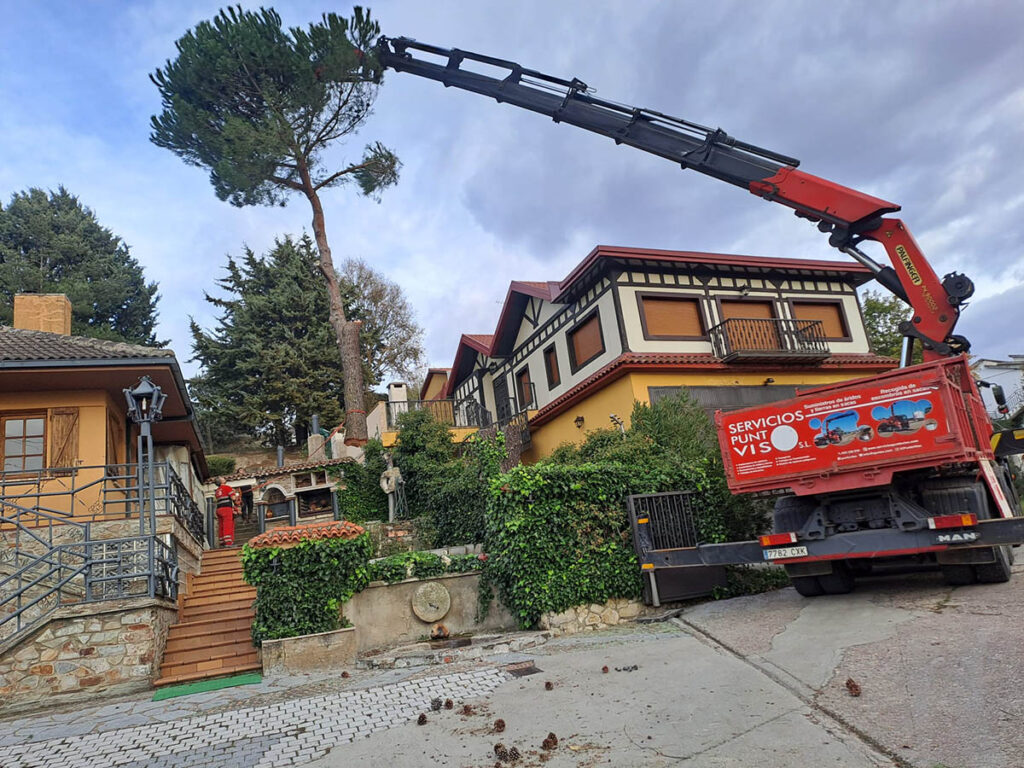 Un camión pluma de Servicios Punto Viso en Salamanca